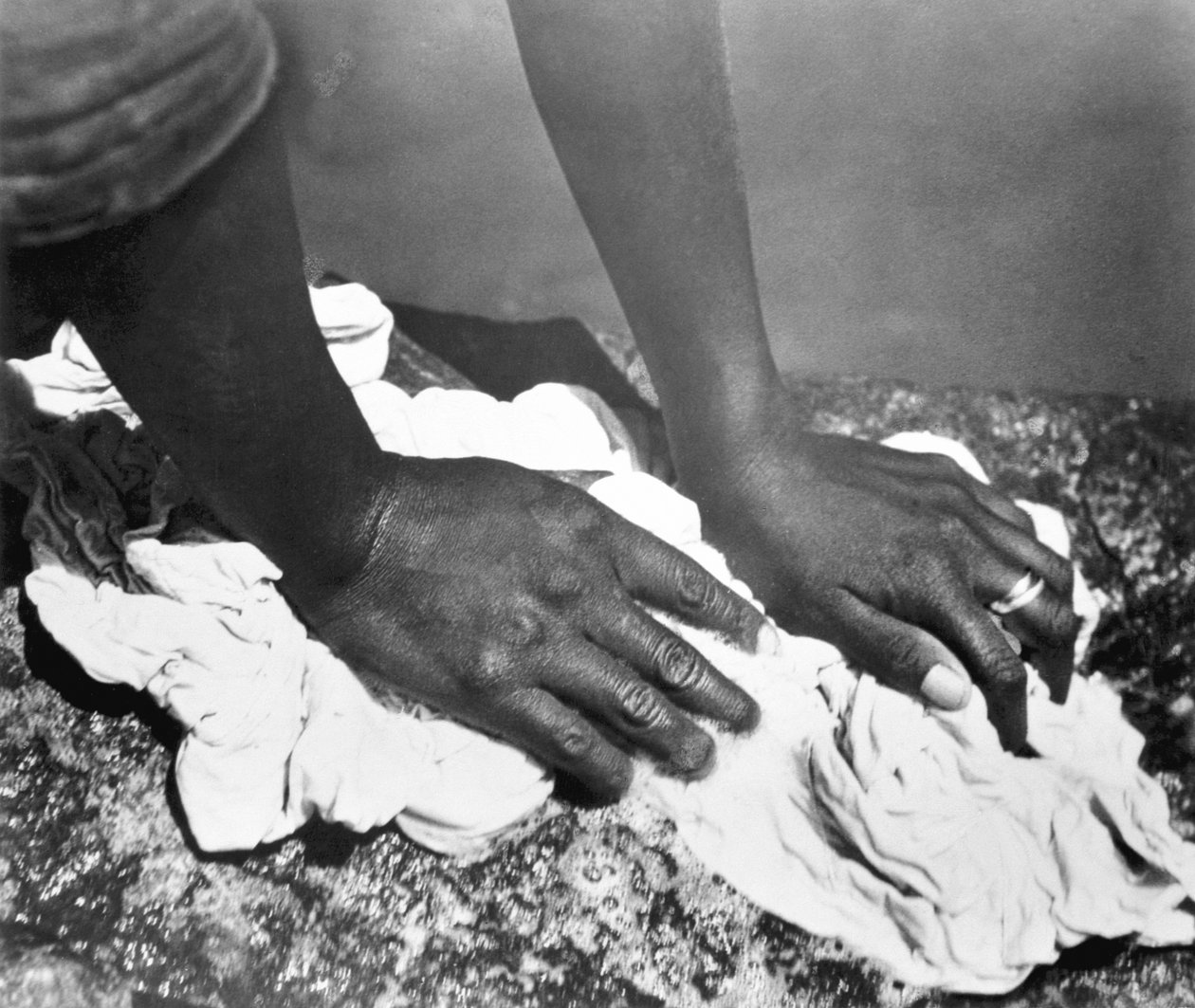 हैंड्स ऑफ अ वुमन, मेक्सिको, 1926 द्वारा टीना मोडोटी