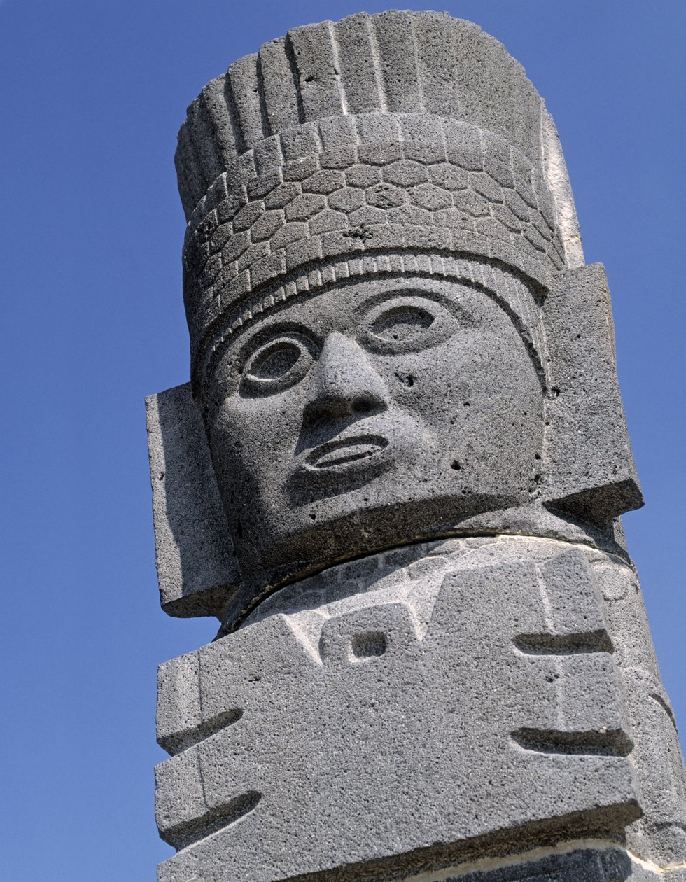 Tlahuizcalpantecuhtli के पिरामिड पर एक &39;एटलेंट&39; आकृति को बंद करें द्वारा टोल्टेक