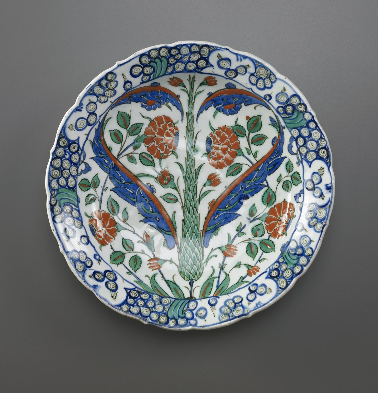 डिश, इज़निक, ओटोमन राजवंश, 1570-75 (सिरेमिक) द्वारा तुर्की स्कूल