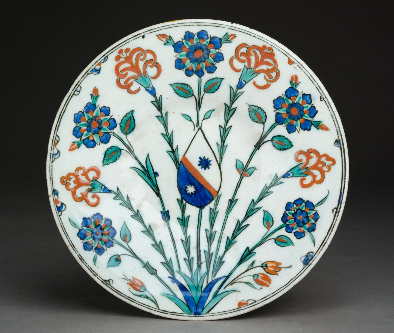 हथियारों के यूरोपीय कोट के साथ डिश, इज़निक वेयर, तुर्की, c.1570 (शीशे के नीचे पॉलीक्रोम के साथ पत्थर-पेस्ट) द्वारा तुर्की स्कूल