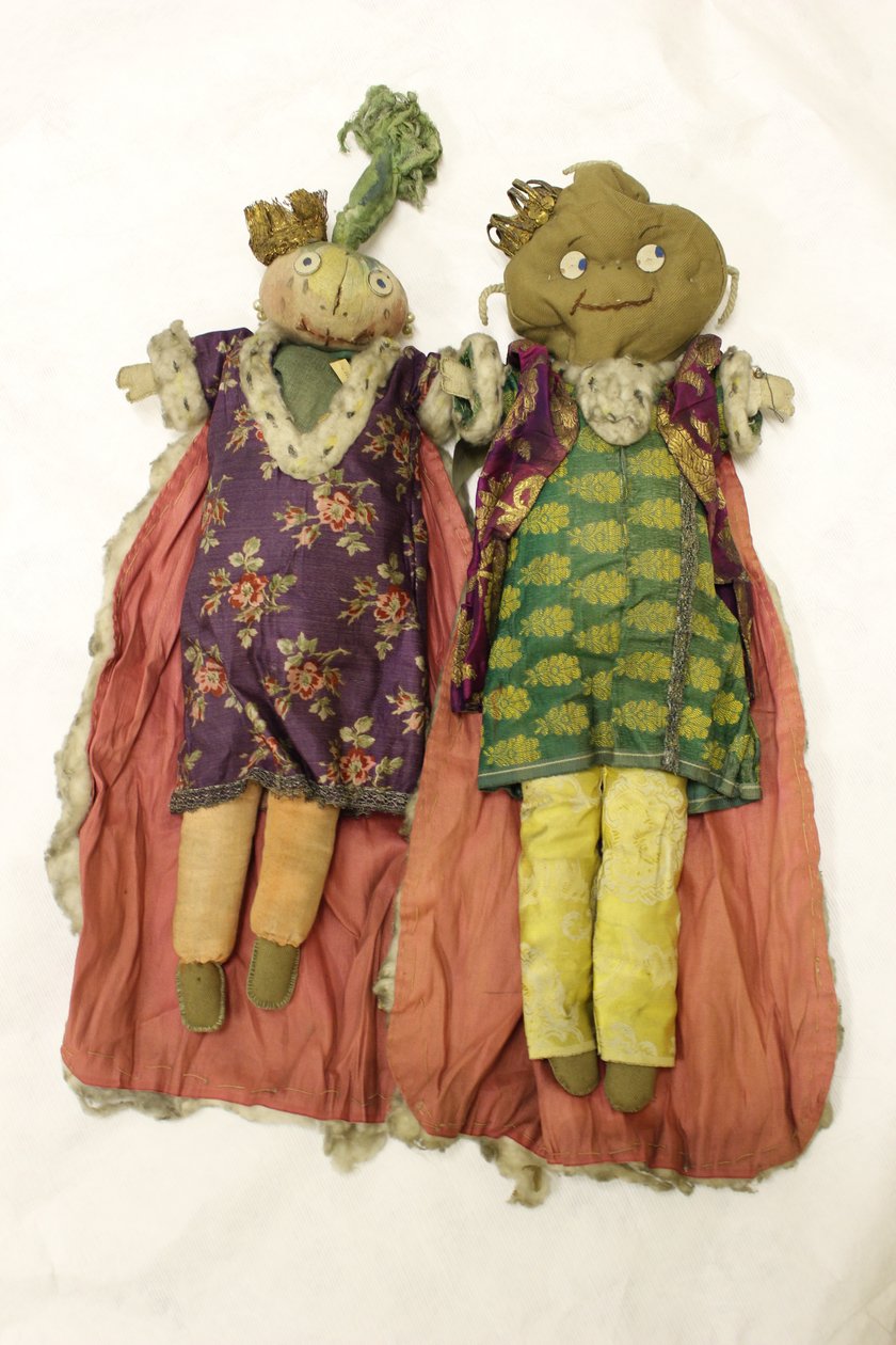 एचएम किंग पोटैटो और एचएम क्वीन अनियन रग डॉल्स, जिनके सिर आलू और प्याज के आकार के हैं द्वारा ऊना माउ