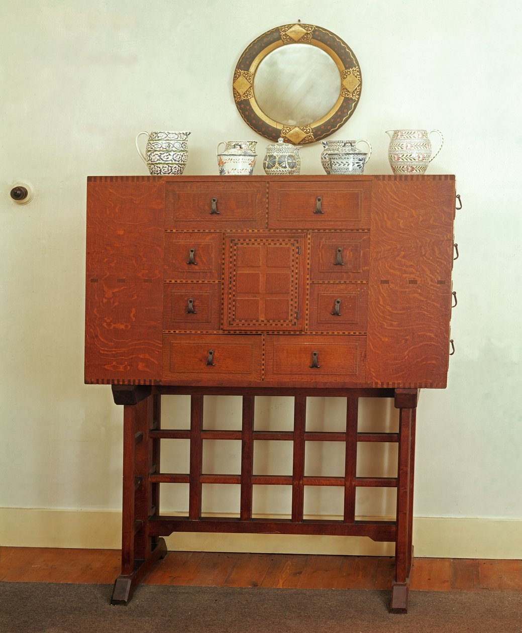 सिडनी बार्न्सली द्वारा डिज़ाइन किए गए स्टैंड पर कैबिनेट 1865-1926 c.1910 फोटो द्वारा अज्ञात अज्ञात