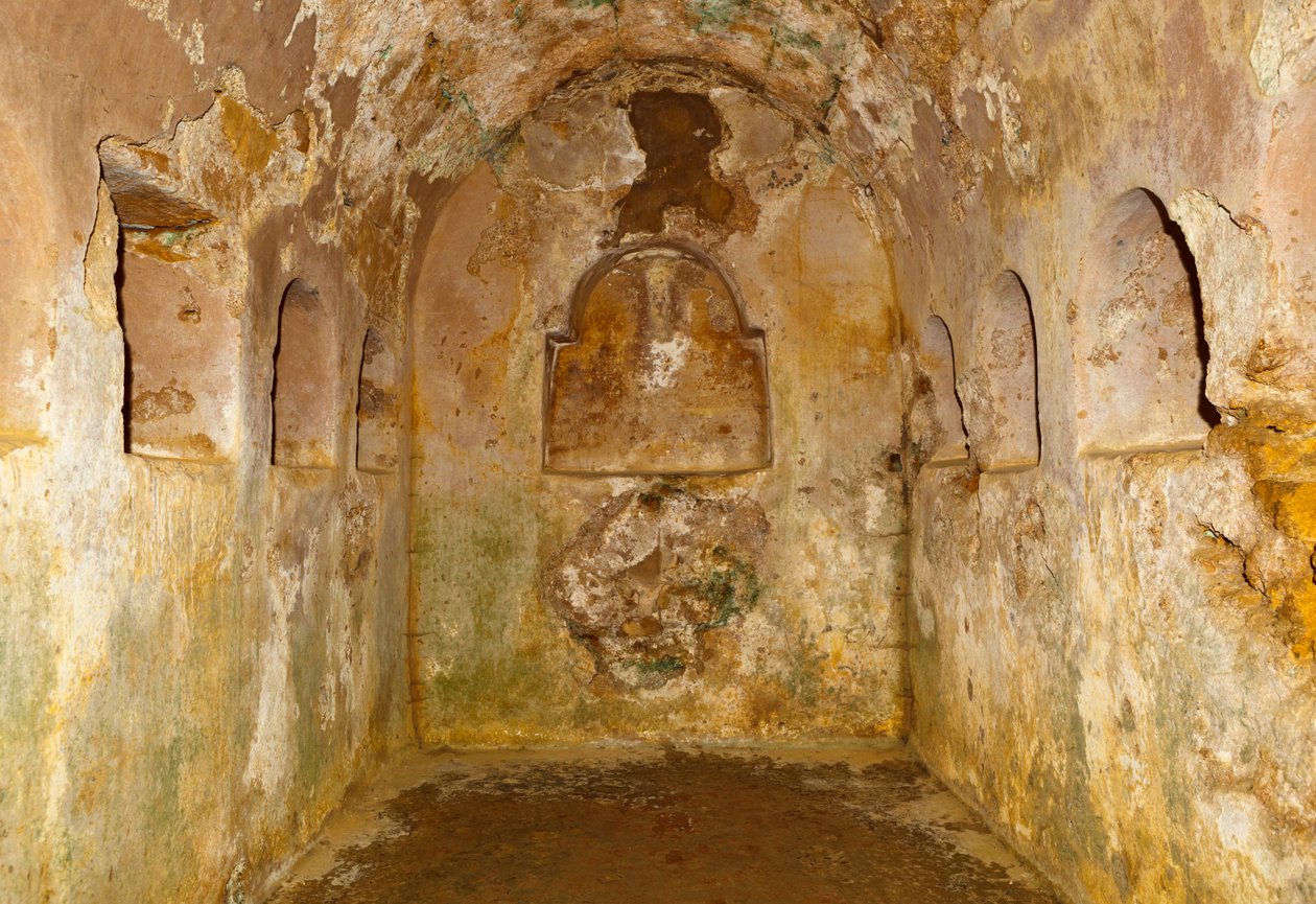 आर्कियोलॉजिकल कॉम्प्लेक्स, कार्मोना, सेविले प्रांत, स्पेन के रोमन नेक्रोपोलिस में वृत्ताकार मकबरे के नीचे अंडरग्राउंड चैंबर। द्वारा अज्ञात अज्ञात