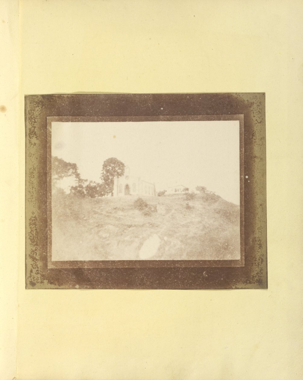 अज्ञात निर्माता, ब्रिटिश, सक्रिय भारत 1843 के बारे में - (दो भवनों का लंबा दृश्य, भारत) द्वारा अज्ञात अज्ञात
