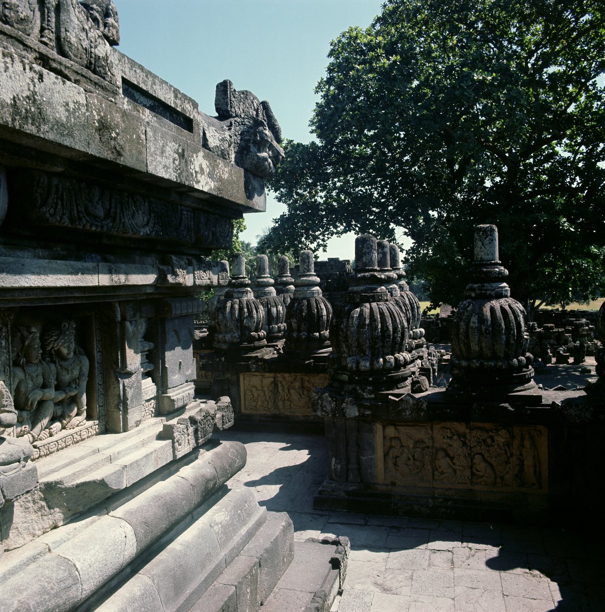 छोटे स्तूपों, जिसे c.800 (ज्वालामुखीय पत्थर) से बनाया गया है, के साथ निचली गैलरी का दृश्य द्वारा अज्ञात अज्ञात