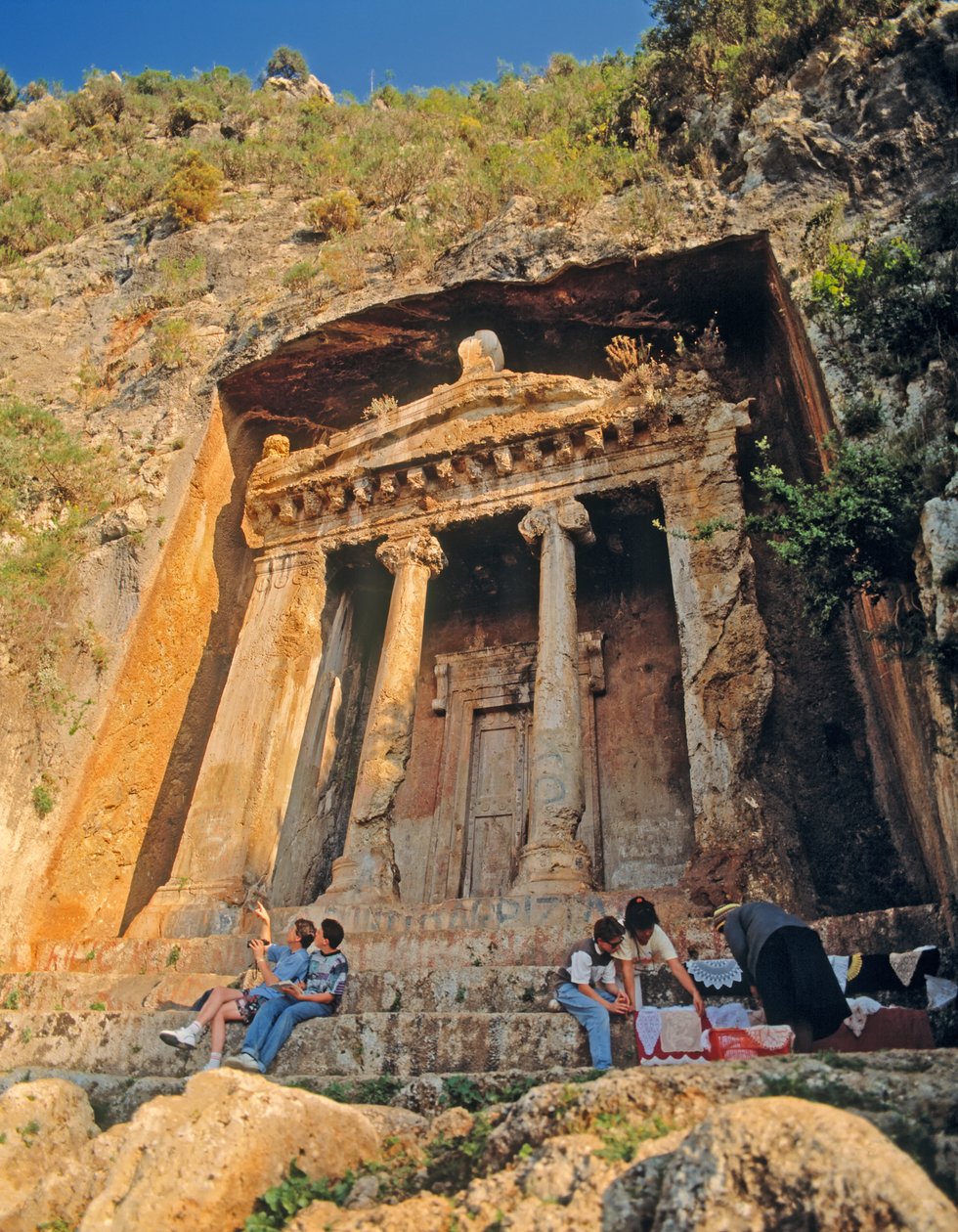 एक रॉक मकबरे का दृश्य (फोटो) द्वारा अज्ञात अज्ञात
