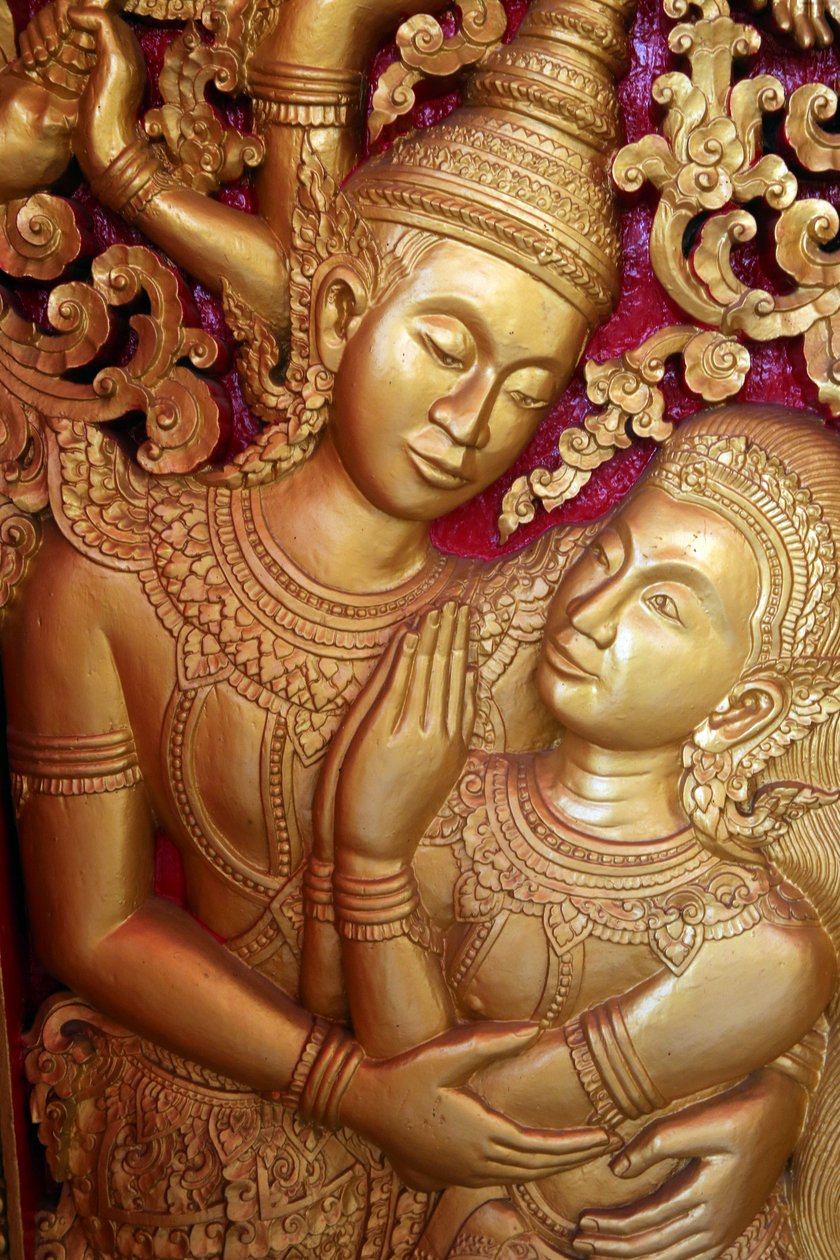 20151028, वियनतियाने, लाओस: वाट ओंग तेउ बौद्ध मंदिर। रामायण के दृश्य को दर्शाती द्वार की नक्काशी द्वारा अज्ञात