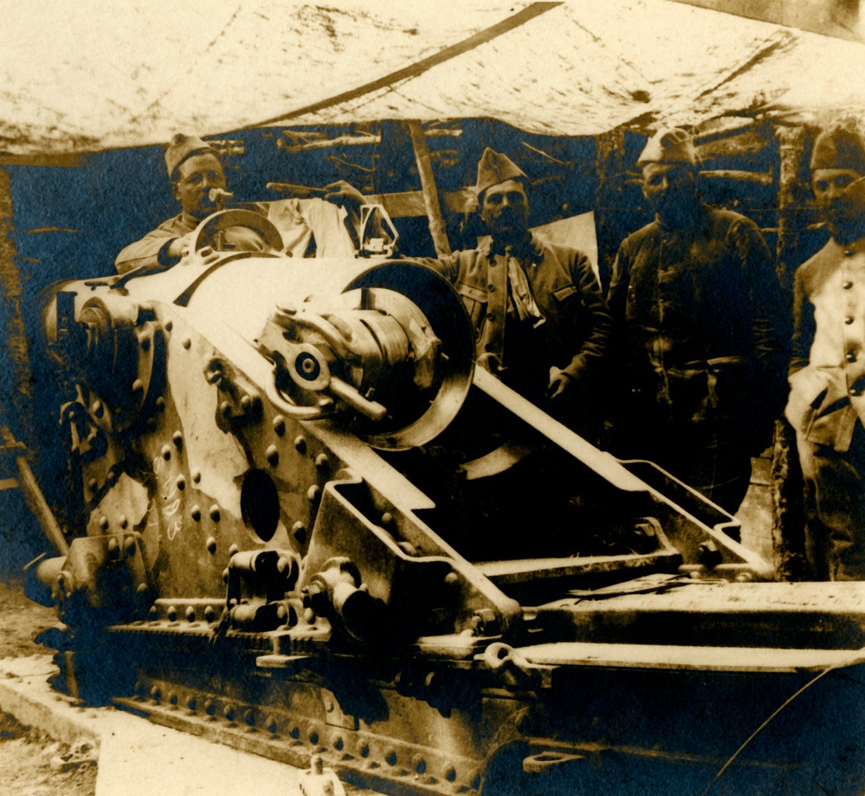 इसके विस्थापन में 220 गन, c1914-c1918 द्वारा अज्ञात