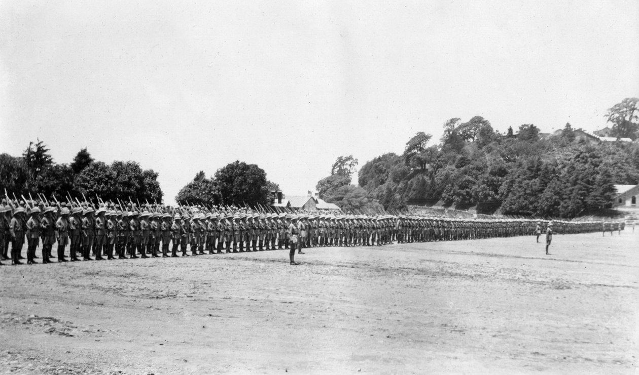 5 वीं बटालियन ईस्ट सरे रेजिमेंट परेड, चकराता, 1917 द्वारा अज्ञात