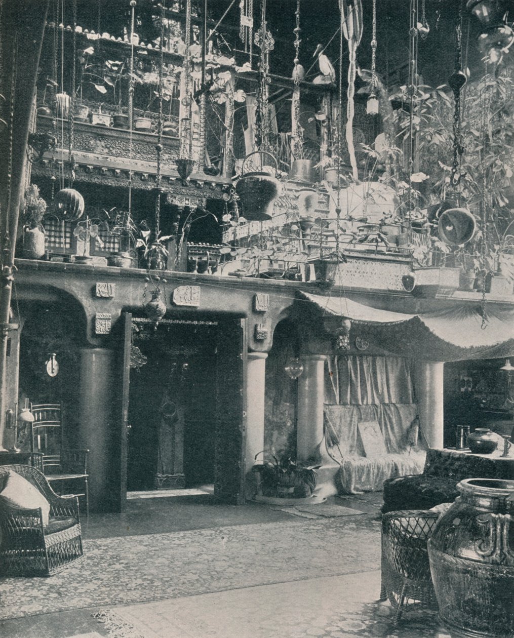 श्री लुई सी। टिफ़नी, 1897 के स्टूडियो में एक कॉर्नर द्वारा अज्ञात