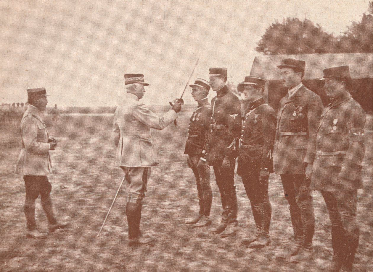 एक फ्रांसीसी जनरल ने एविएटर्स पर सजावट का संदर्भ दिया, c1918 1919 द्वारा अज्ञात