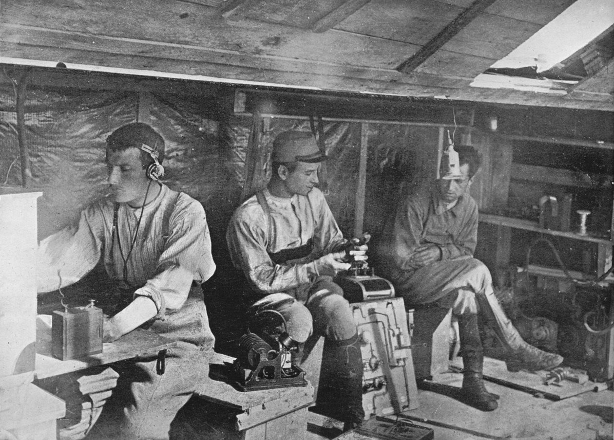 एक फ्रांसीसी टेलीफोन पोस्ट, 1915 द्वारा अज्ञात