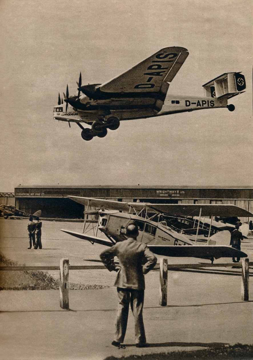 एक जर्मन जूनर्स क्रॉलर हवाई अड्डे पर पहुंचने वाले, c1934 c1937 द्वारा अज्ञात