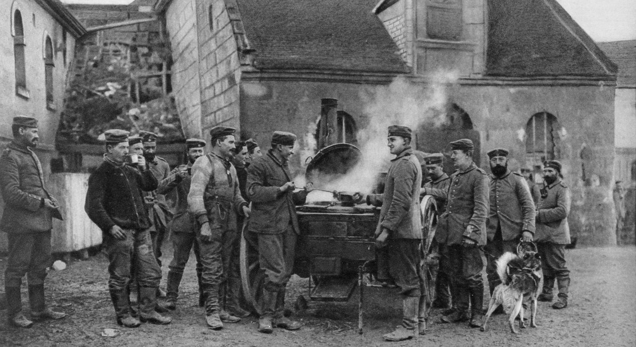 एक फ्रांसीसी गांव में जर्मन सेना की फील्ड रसोई, प्रथम विश्व युद्ध, 1915 द्वारा अज्ञात