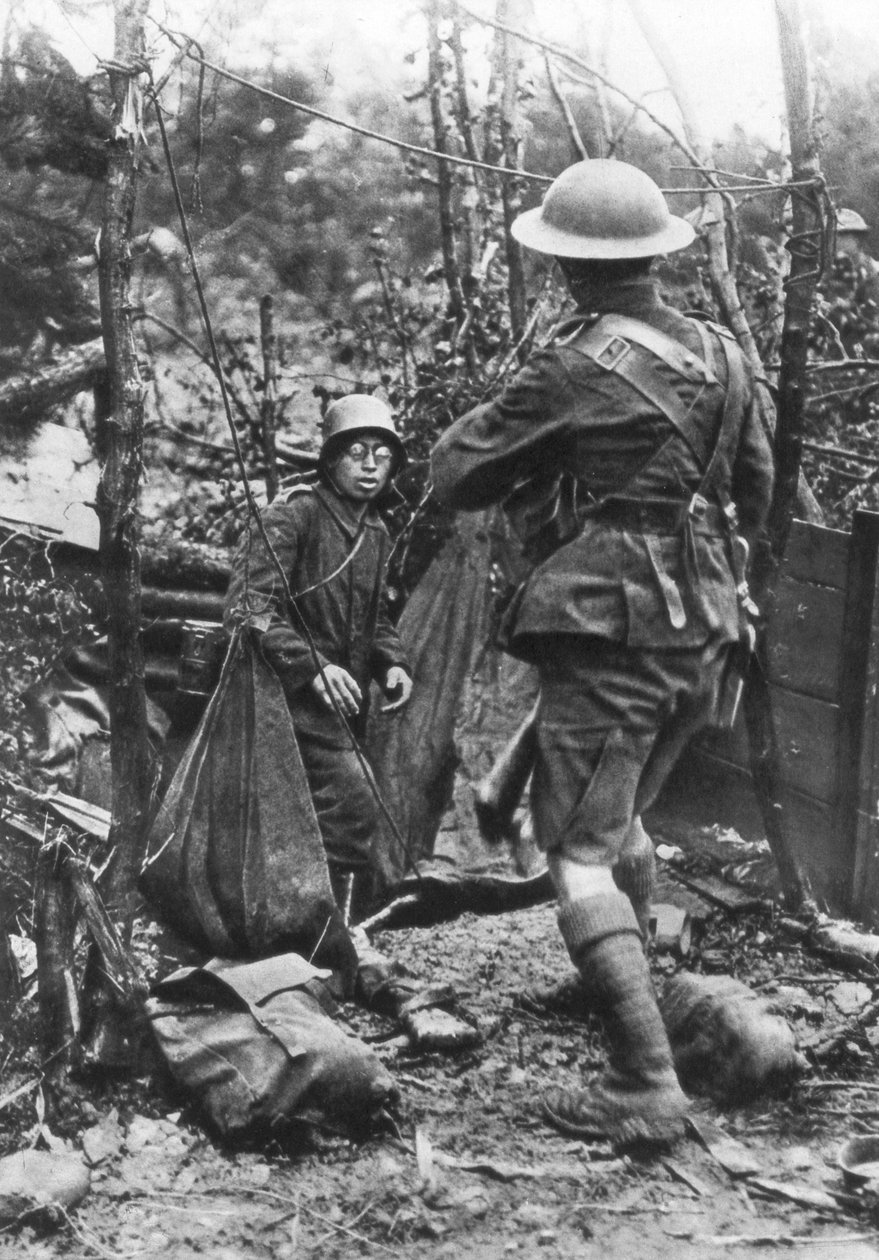 एक जर्मन सैनिक आत्मसमर्पण, Aisne, फ्रांस, प्रथम विश्व युद्ध, 18 जुलाई 1918 द्वारा अज्ञात