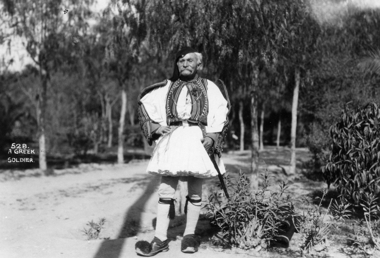 पारंपरिक वर्दी में एक यूनानी सैनिक, c1920s-c1930s द्वारा अज्ञात