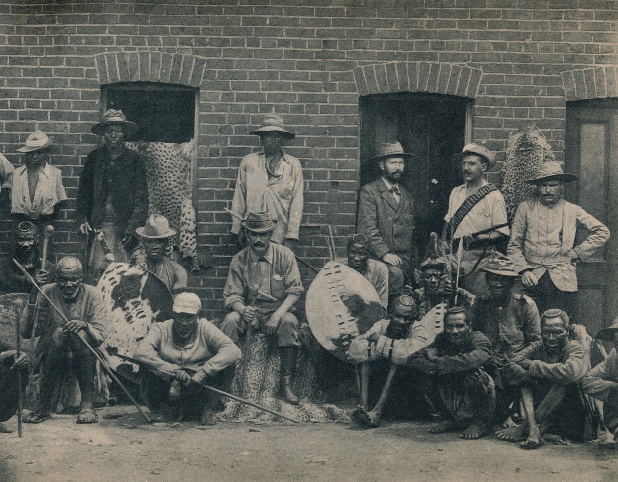 ए ग्रुप ऑफ़ अफ्रिकनर्स एंड ज़ूलस, c1900। द्वारा अज्ञात