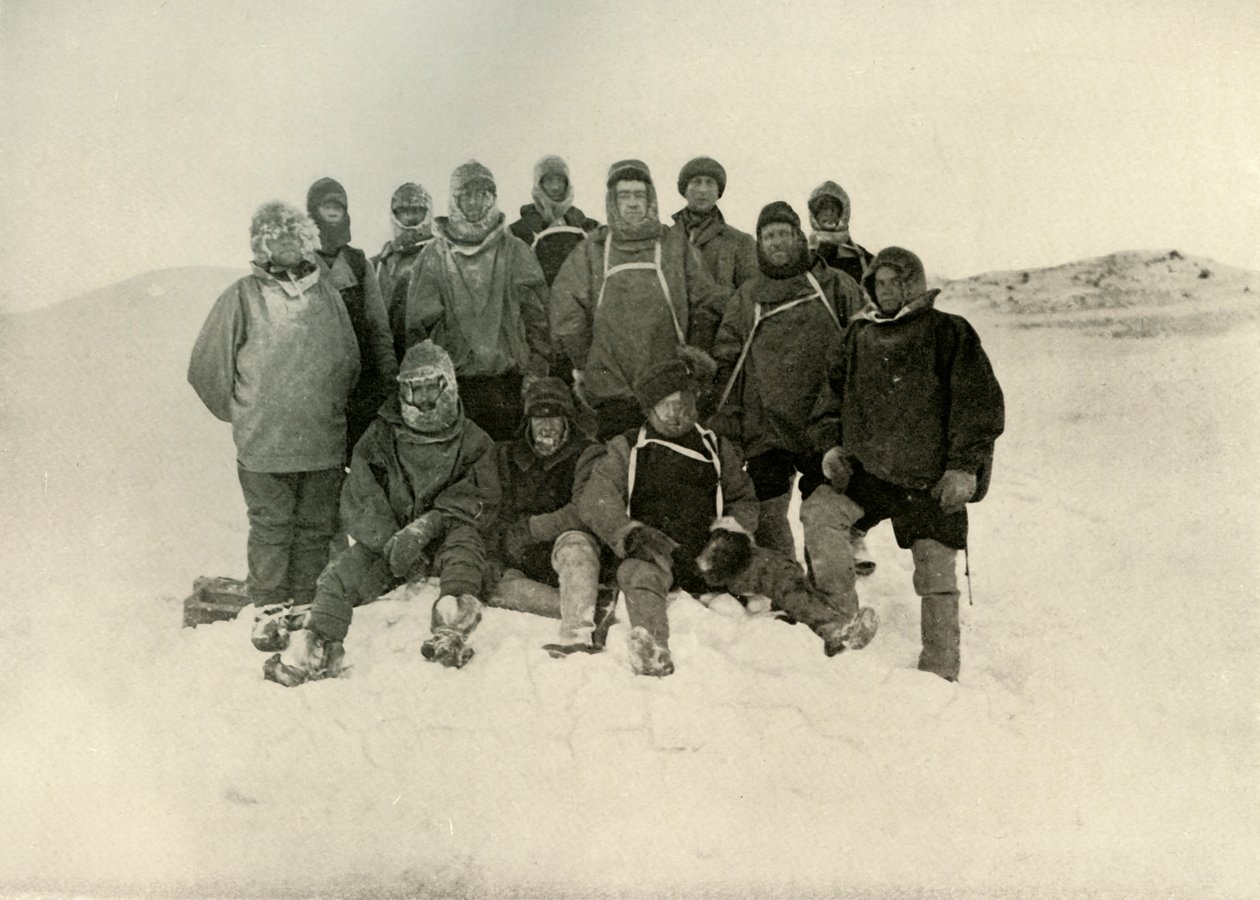 विंटर क्वार्टर में शोर पार्टी का एक समूह, c1908, 1909। द्वारा अज्ञात