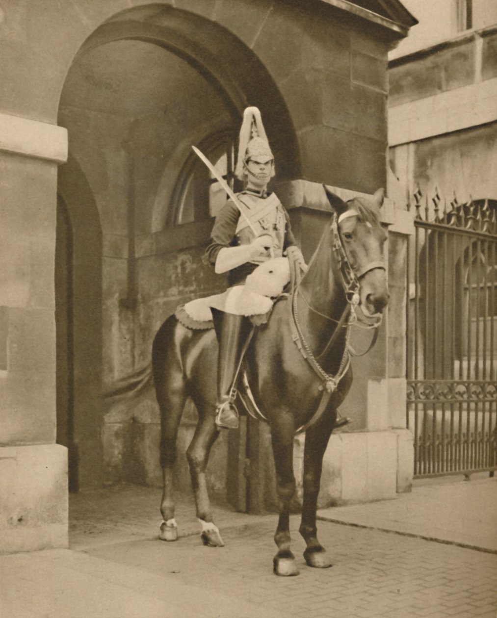 व्हाइटहॉल में एक जीवित मूर्ति: द लाइफगार्ड्स सेंट्री, c1935। द्वारा अज्ञात