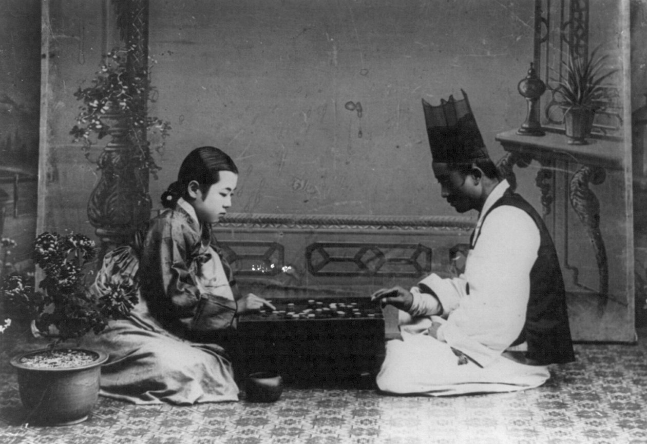बडुक या 'गो' का खेल खेलते हुए एक आदमी और एक महिला, c.1910 (b/w फोटो) द्वारा अज्ञात