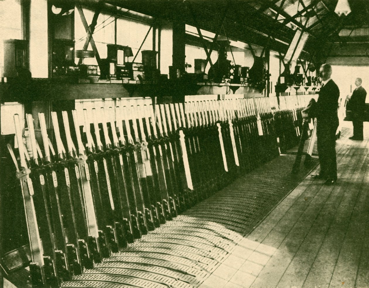 ग्रेट वेस्टर्न मेन लाइन, रीडिंग, 1930 पर एक मैनुअल बॉक्स। द्वारा अज्ञात