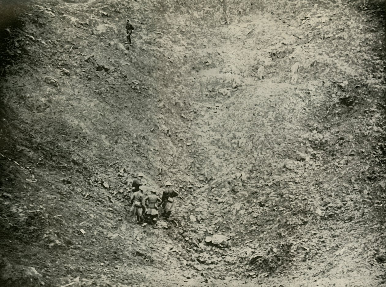 ए माइन क्रेटर इन हाई वुड, 1919। द्वारा अज्ञात