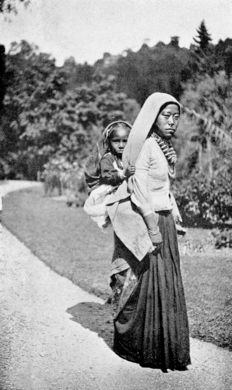 एक नेपाली महिला अपने बच्चे के साथ, c1910 द्वारा अज्ञात