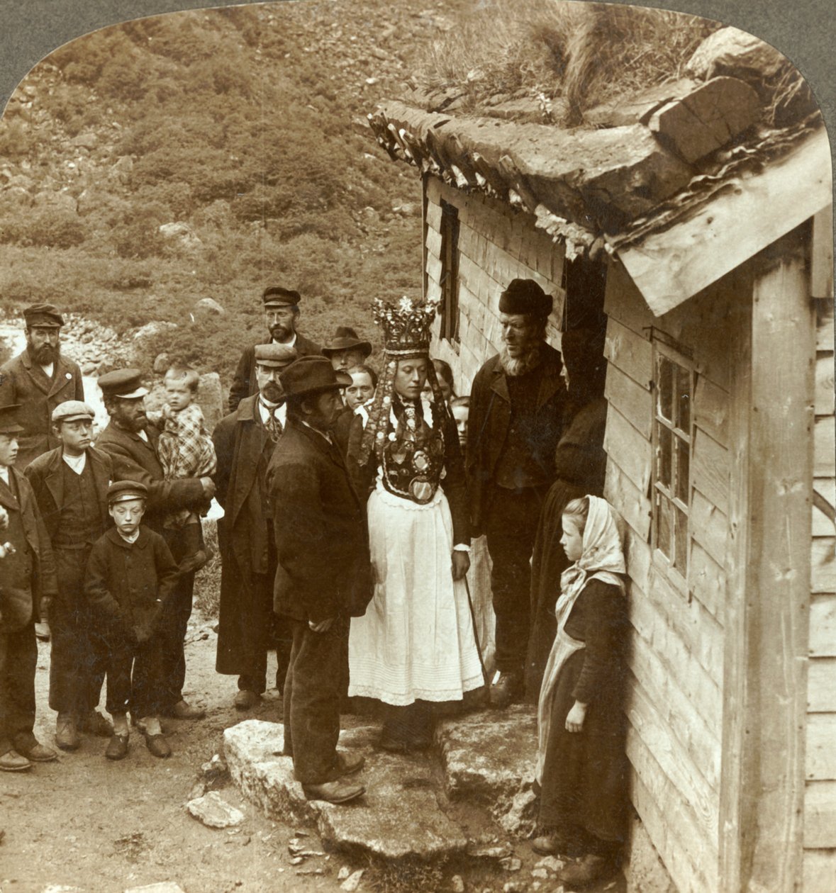 घर के दरवाजे, ब्रिगेडल, नॉर्वे में c1905 पर मेहमानों और माता-पिता के साथ एक नॉर्डफ़र्ड दुल्हन और दूल्हा। द्वारा अज्ञात