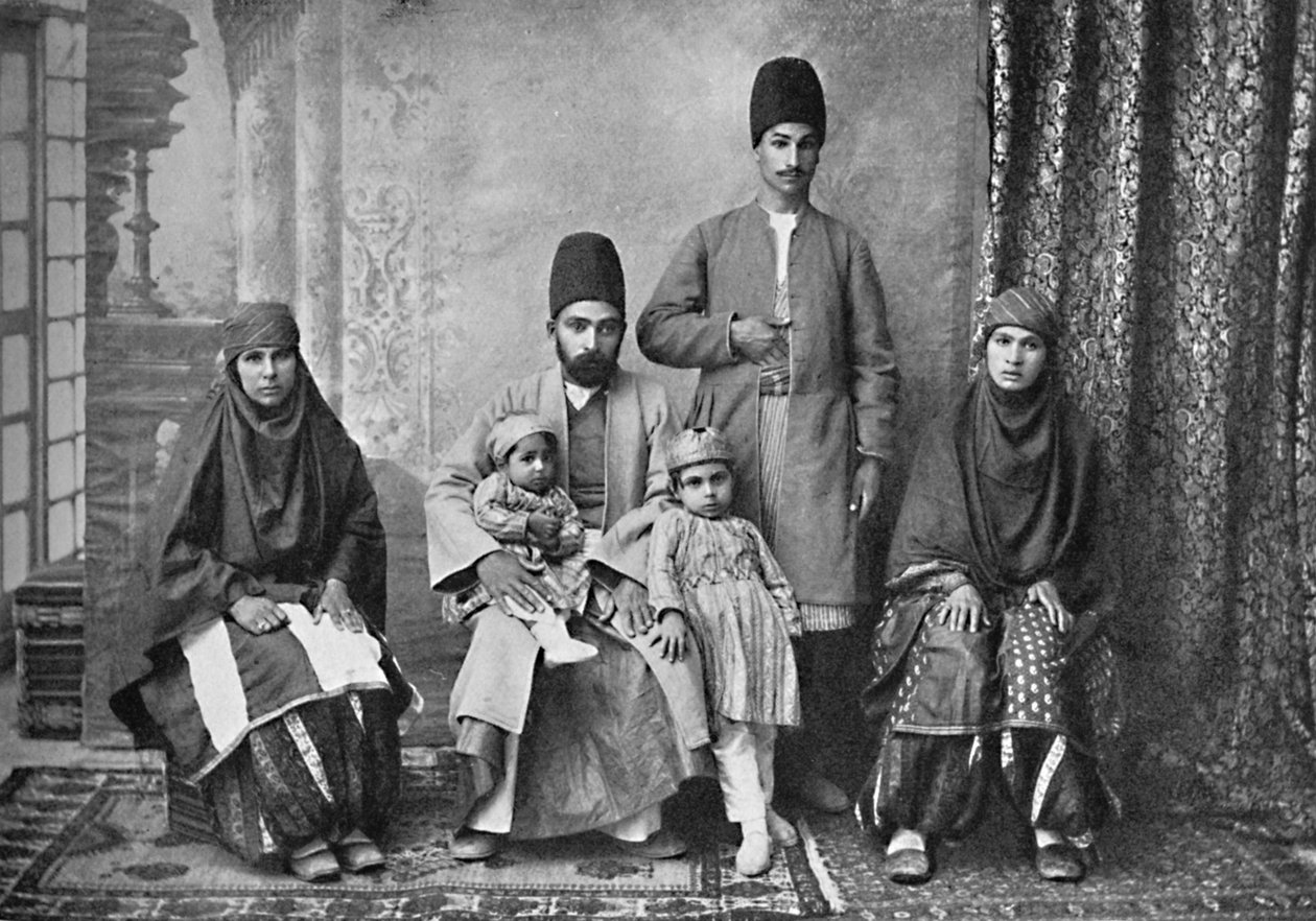 एक फारसी पारसी परिवार, 1902 द्वारा अज्ञात