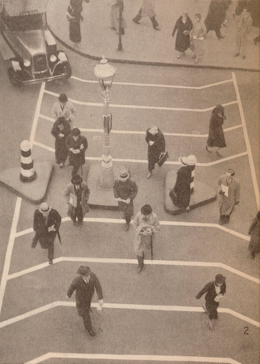 चेरिंग क्रॉस स्टेशन के सामने एक सुरक्षा लेन, c1934, 1935 द्वारा अज्ञात