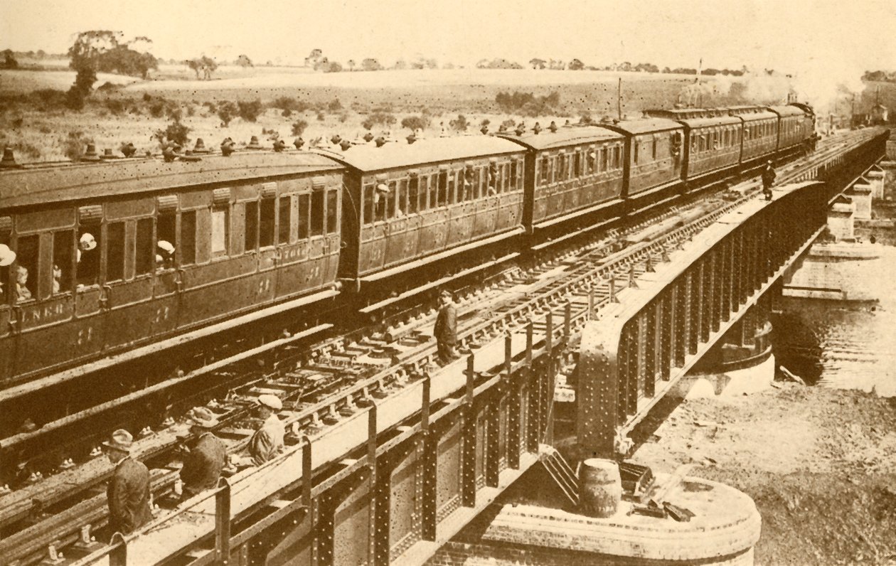 पुल के ऊपर से गुजरती एक ट्रेन, c1930। द्वारा अज्ञात