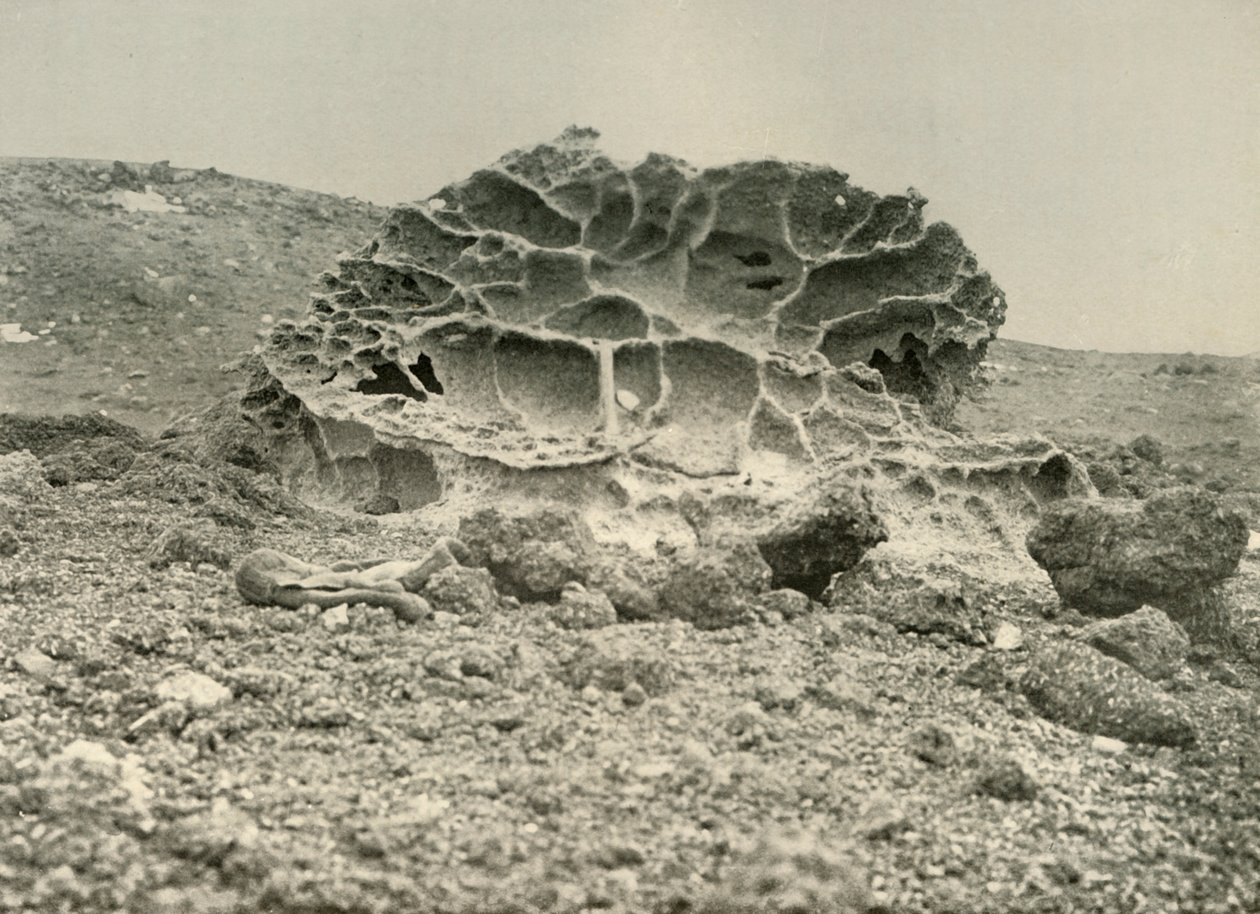 विंटर क्वॉर्टर के पास एक मौसम केन्ये बोल्डर, c1908, 1909। द्वारा अज्ञात