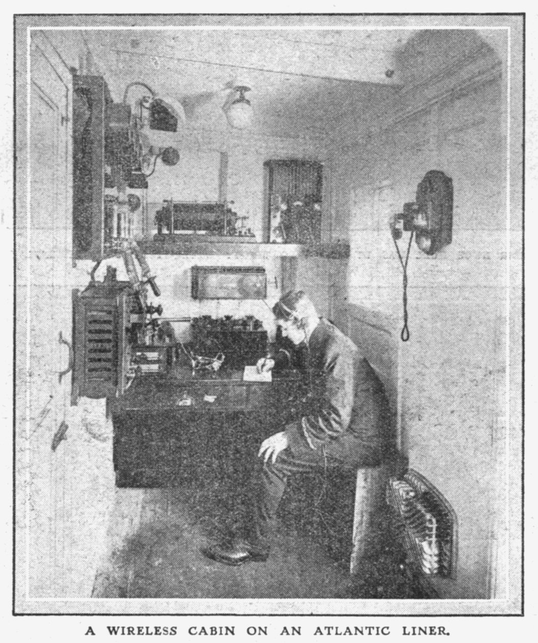 अटलांटिक लाइनर पर एक वायरलेस केबिन, 20 अप्रैल, 1912। द्वारा अज्ञात
