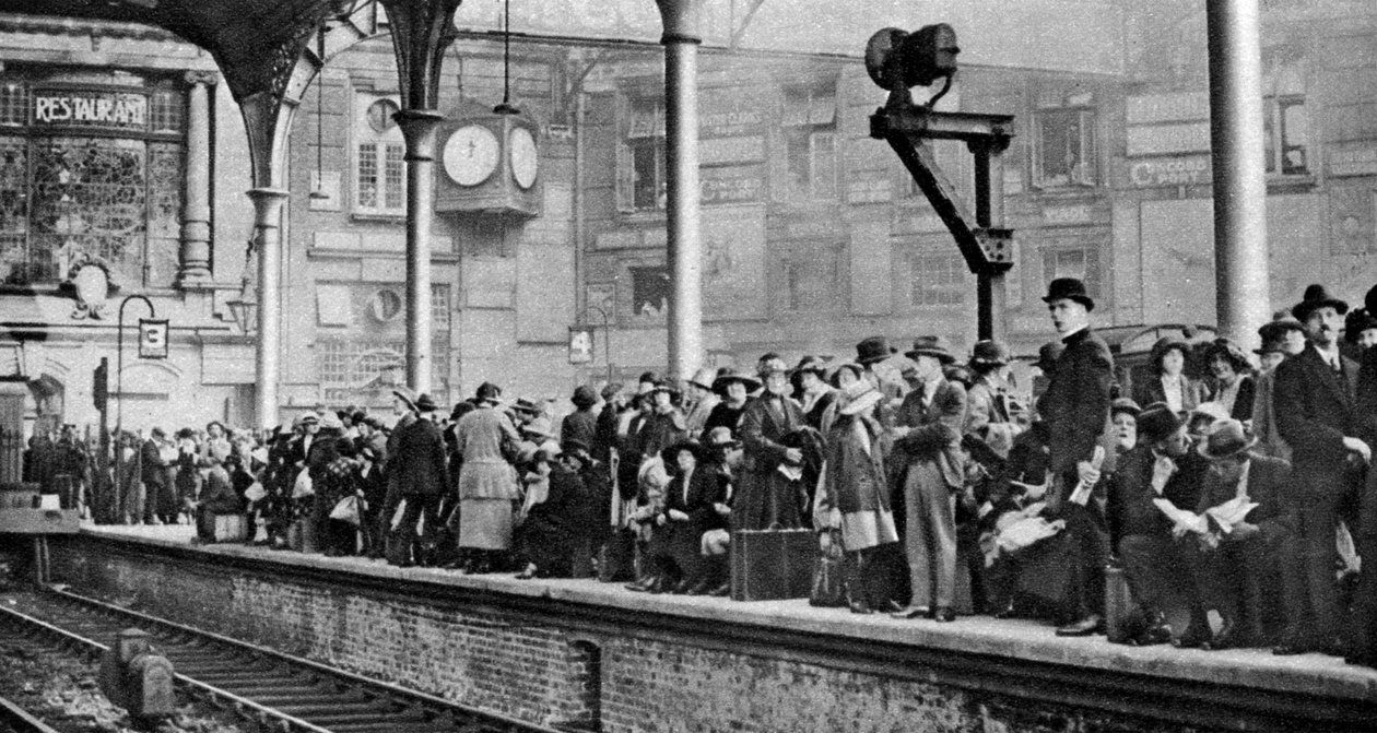 1926-1927, मार्गेट, लंदन के लिए एक ट्रेन की प्रतीक्षा में एक बैंक अवकाश की भीड़ द्वारा अज्ञात