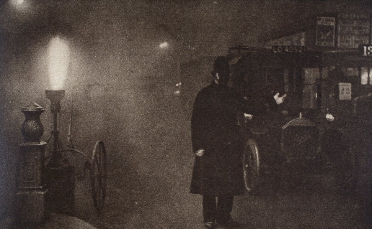 कोहरे में यातायात का निर्देशन करता एक कांस्टेबल, लंदन, c1910-c1920 द्वारा अज्ञात