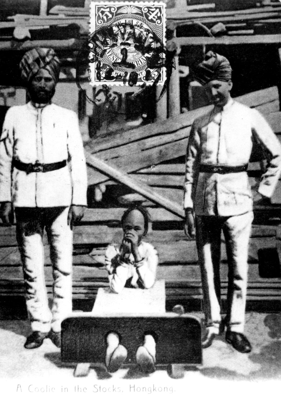 स्टॉक में एक कुली, हांगकांग, 1908 द्वारा अज्ञात