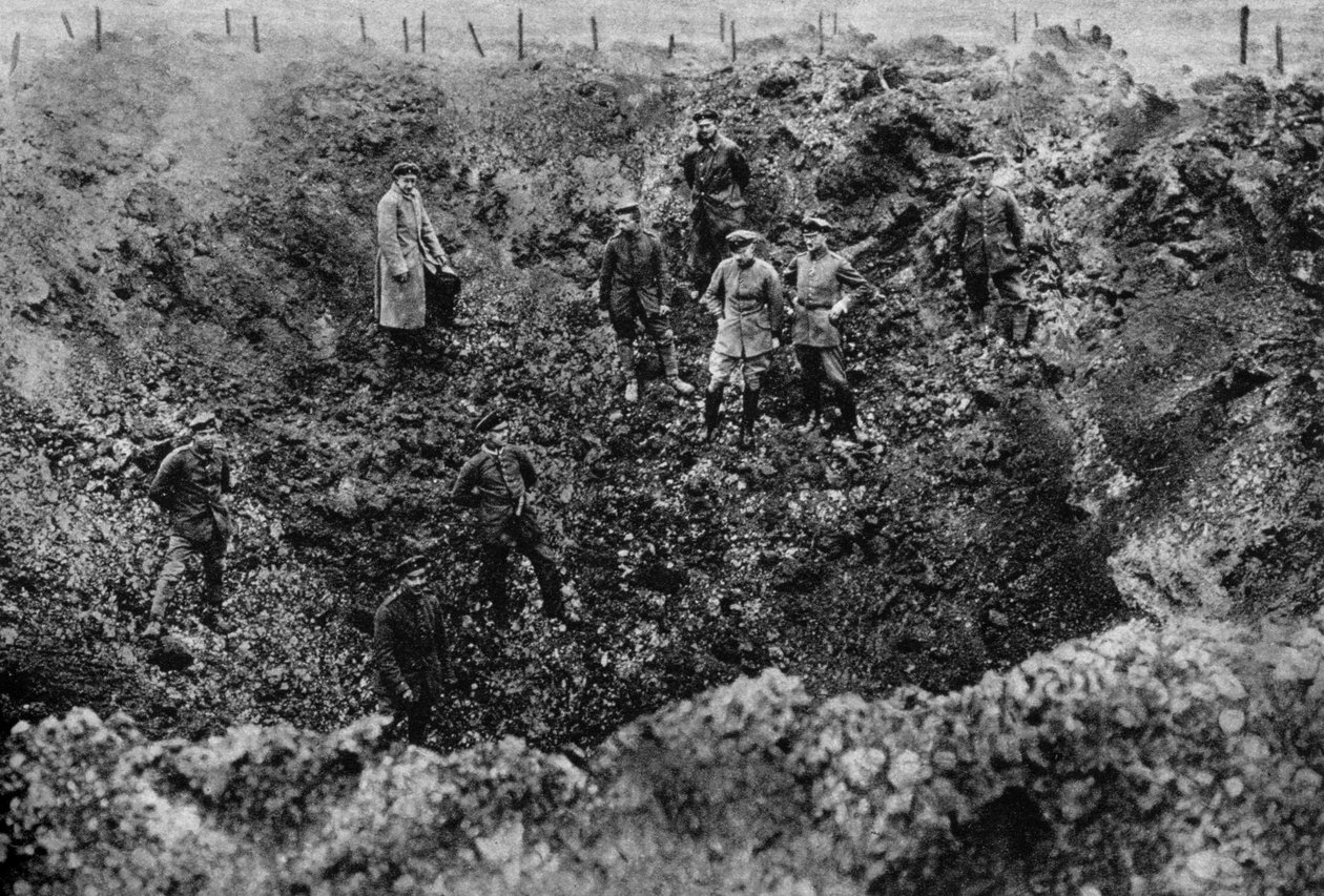 एक खदान के विस्फोट के कारण हुआ गड्ढा, पश्चिमी मोर्चा, 1917 द्वारा अज्ञात