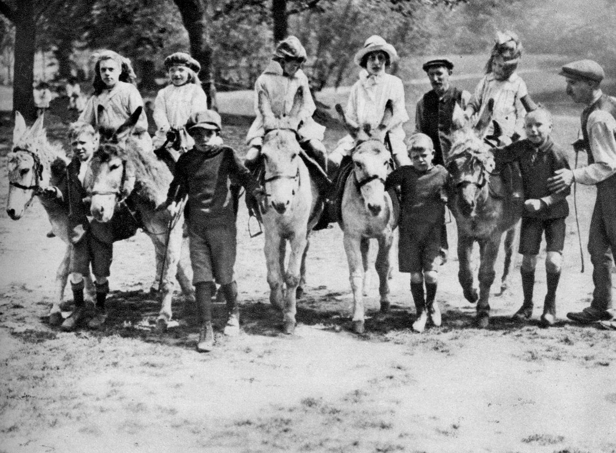 हैमस्टेड हीथ, लंदन में 1926-1927 को बैंक की छुट्टी पर एक गधे की सवारी द्वारा अज्ञात