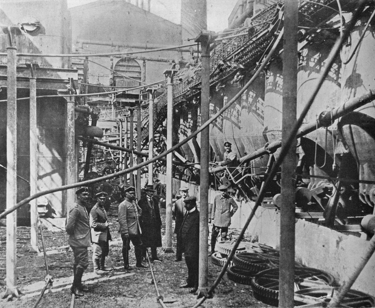 रूसियों द्वारा 1915 में इसके किसी भी उपयोग को रोकने के लिए एक कारखाने को बर्बाद कर दिया गया द्वारा अज्ञात