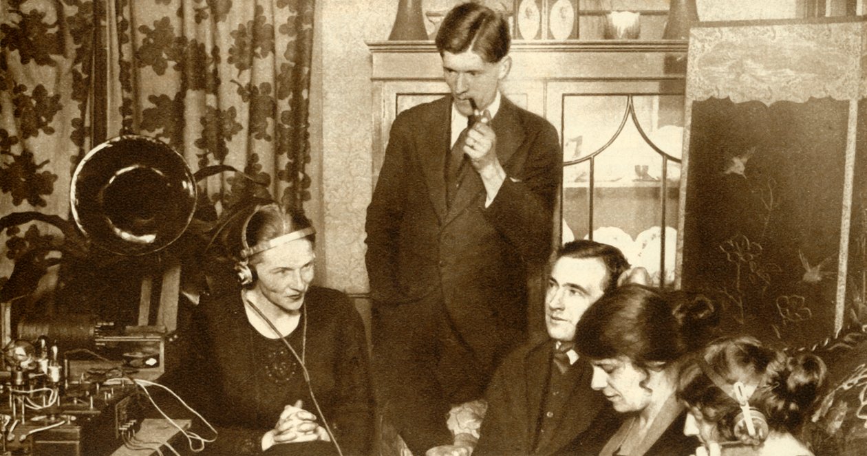 1923, 1935 के आम चुनाव के परिणामों को सुनने वाला परिवार। द्वारा अज्ञात