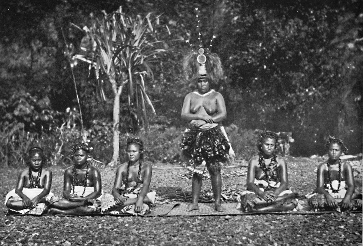 समोआ नाचने वाली महिलाओं का एक समूह 1902 में पूरी वेशभूषा में द्वारा अज्ञात