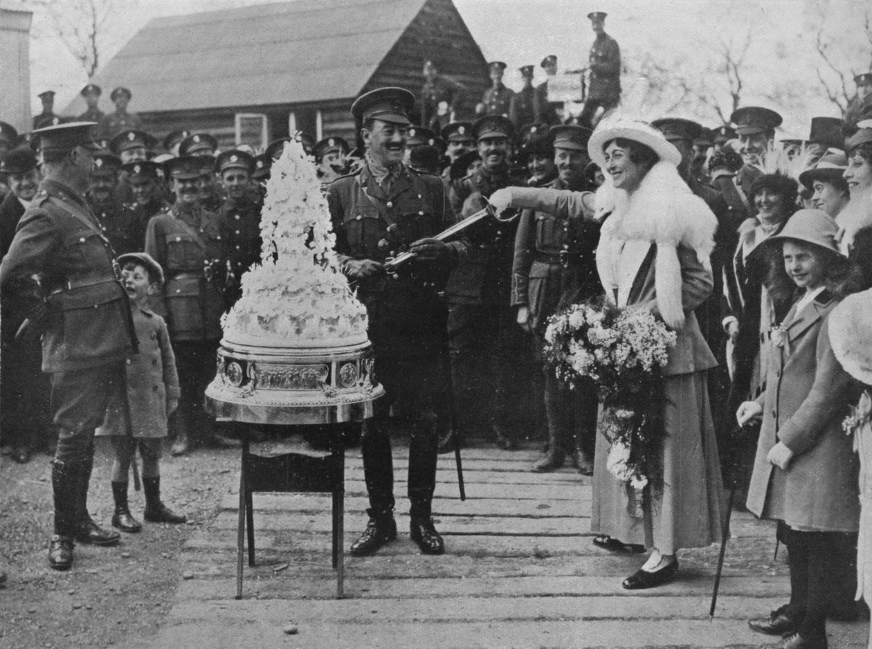 ए खाकी वेडिंग: द वेडिंग केक कटिंग विथ द वुडग्राउड तलवार, 1915 द्वारा अज्ञात