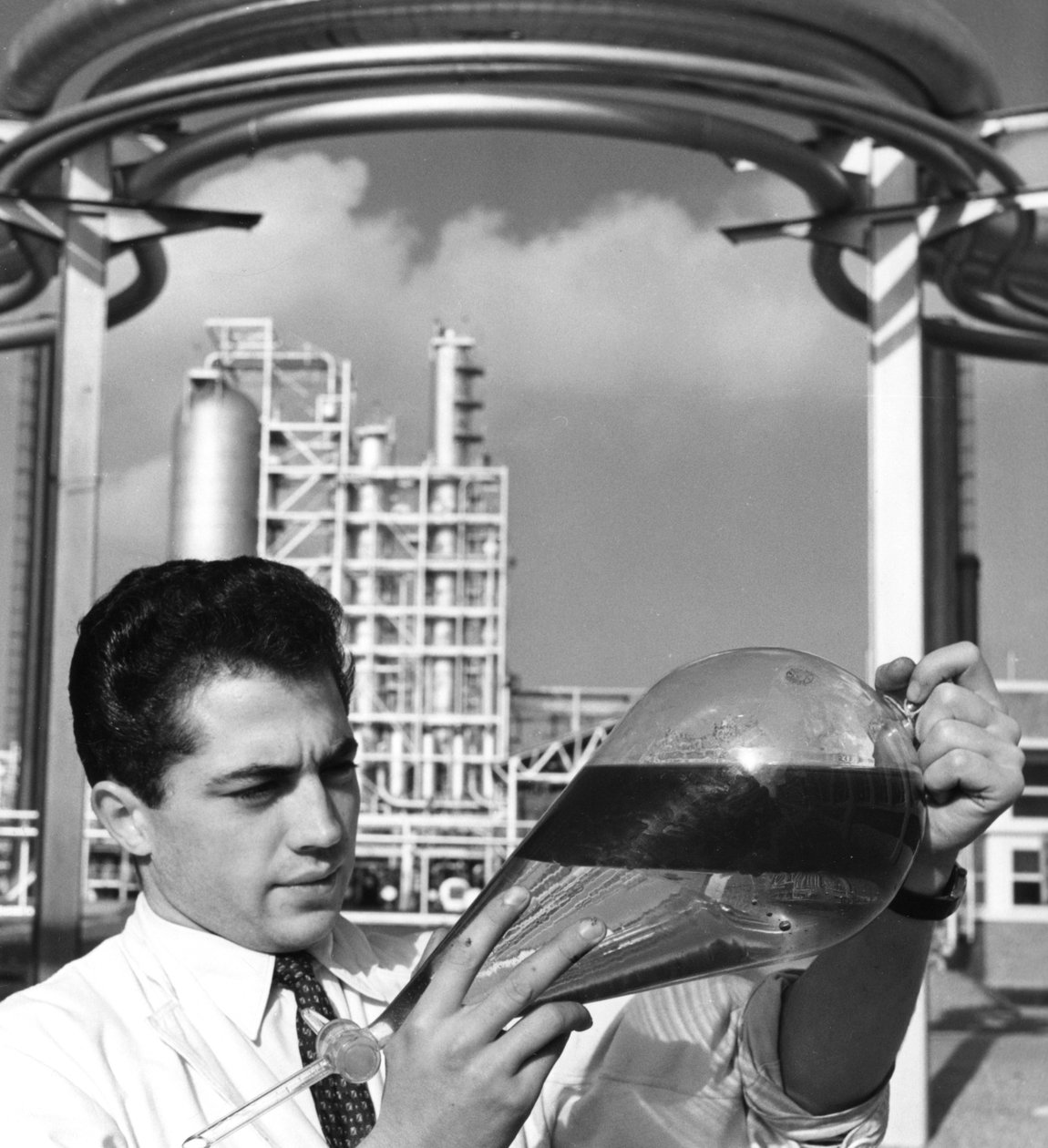 एक प्रयोगशाला कार्यकर्ता, 1950 के दशक में तेल, डनकर्क रिफाइनरी, फ्रांस का एक अलग फ़नल है द्वारा अज्ञात