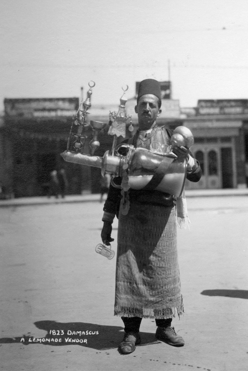 एक नींबू पानी विक्रेता, दमिश्क, सीरिया, c1920s-c1930s द्वारा अज्ञात