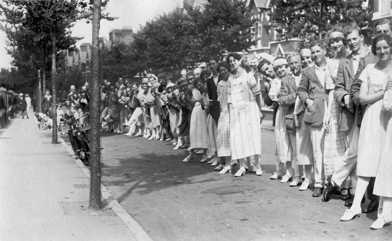 लोगों की एक पंक्ति, c1920s द्वारा अज्ञात