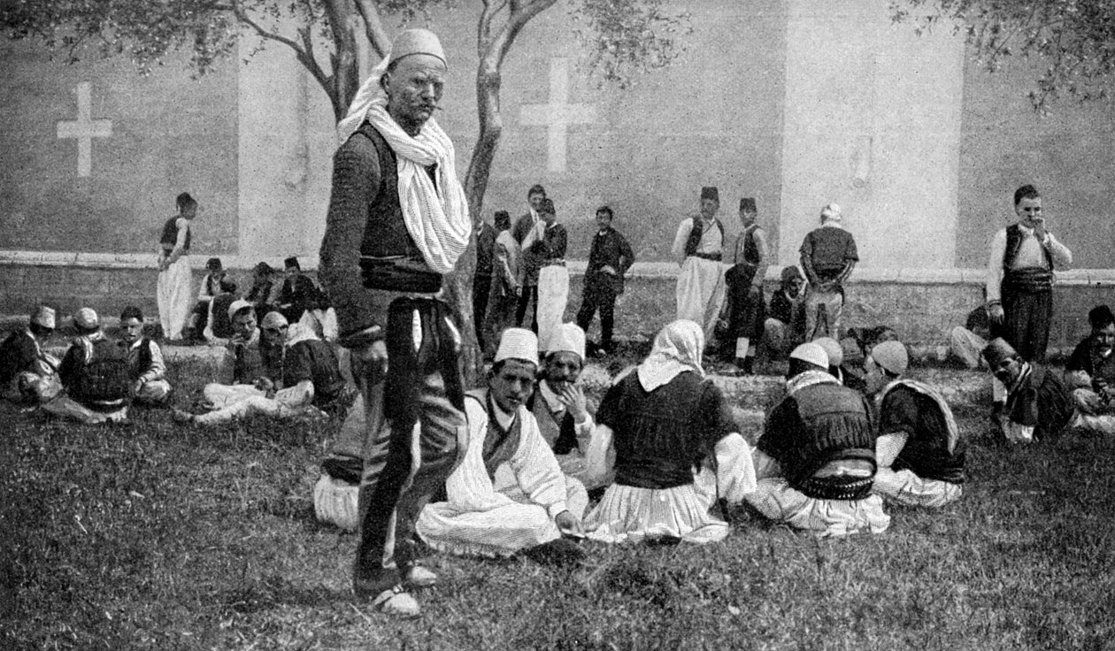 1922 में तुर्की के एक स्कूटरी गिरजाघर के बाहर मिर्डाइट पर्वतारोहियों और उनके शहर के परिजनों की बैठक द्वारा अज्ञात