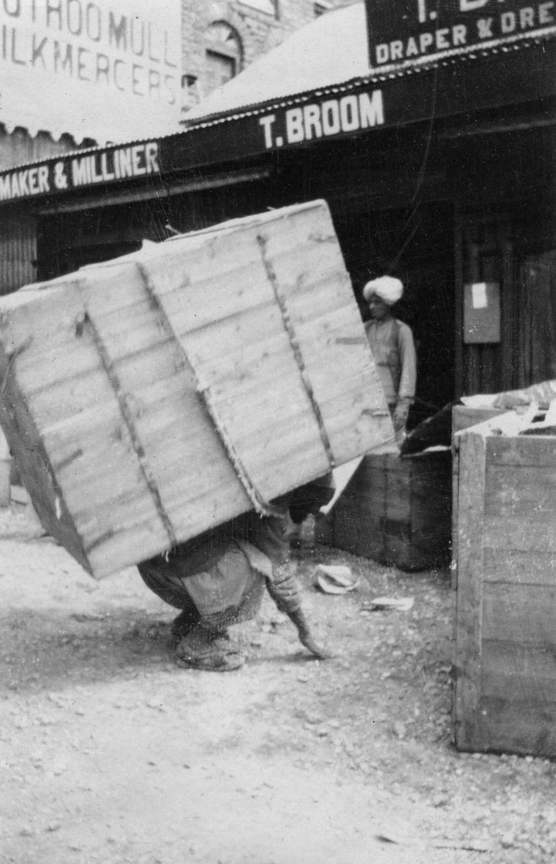 A porter lifting a large load, Chakrata, India, 1917 द्वारा अज्ञात