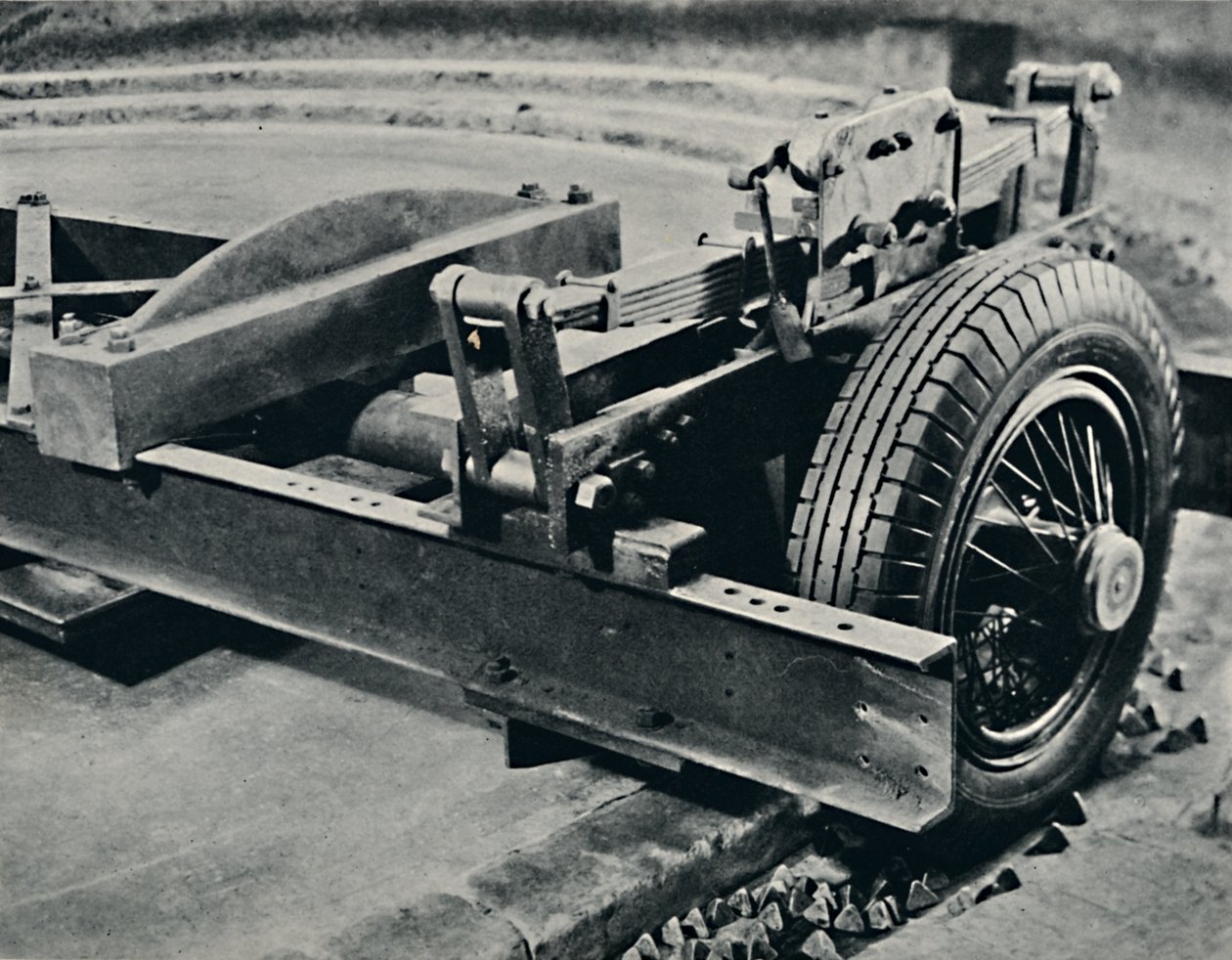 परीक्षण के तहत एक रोडस्टर टायर, 1937 द्वारा अज्ञात