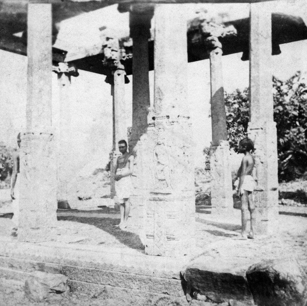 मद्रास, भारत, 1874 के पास एक खंडहर मंदिर द्वारा अज्ञात