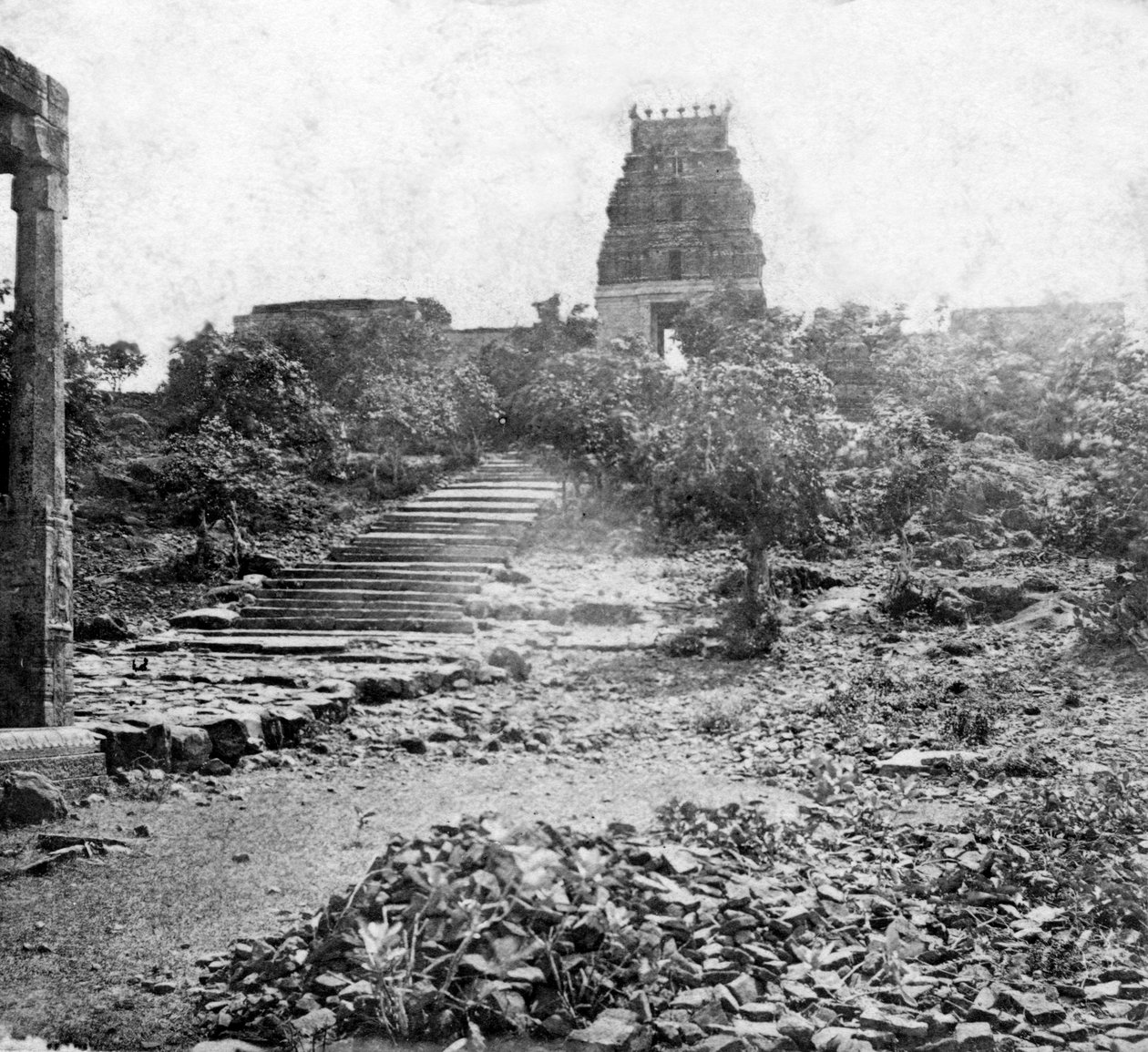 मद्रास, भारत, 1874 के पास एक खंडहर मंदिर द्वारा अज्ञात